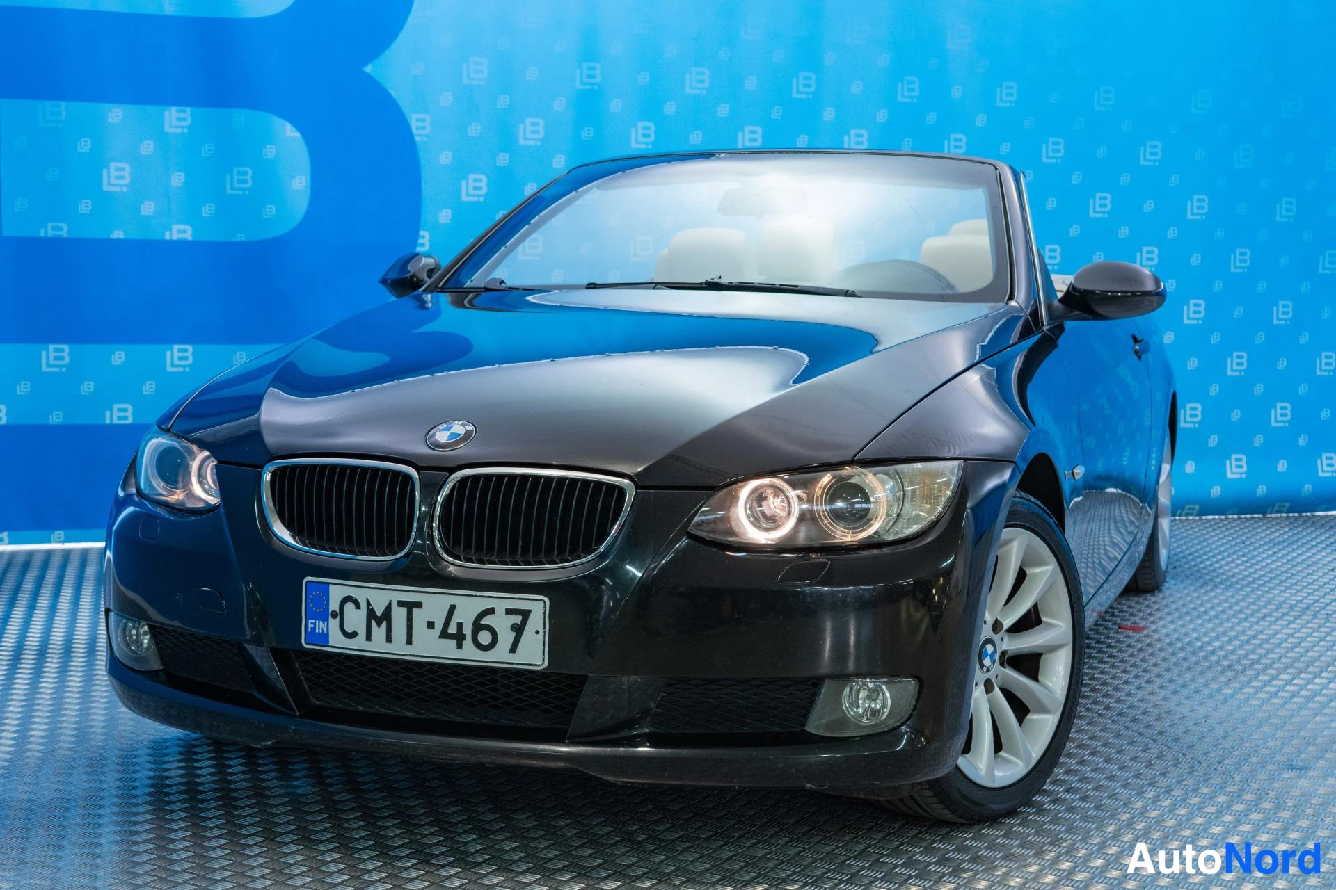 Black BMW 320i 2008, photo 2