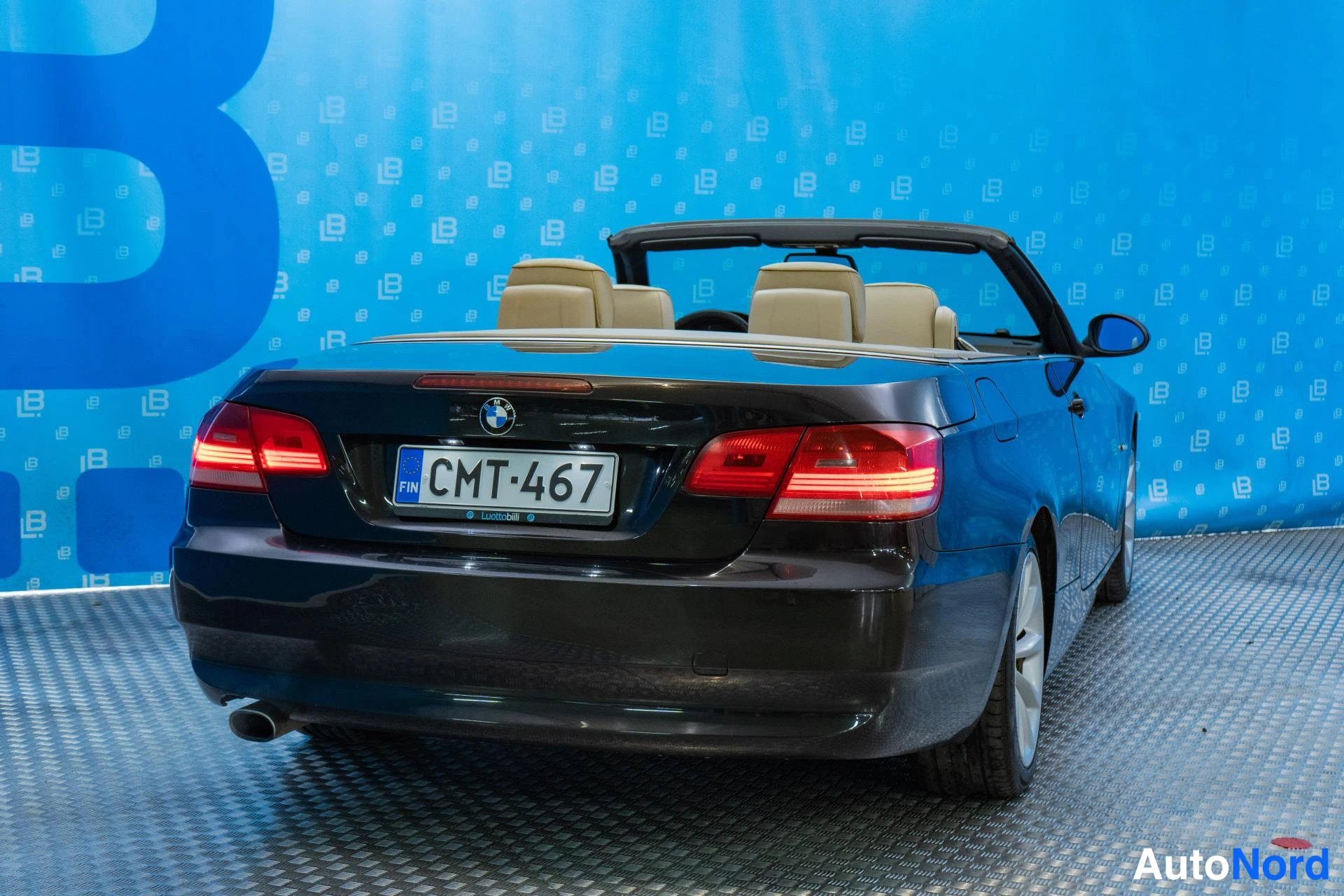 Black BMW 320i 2008, photo 7