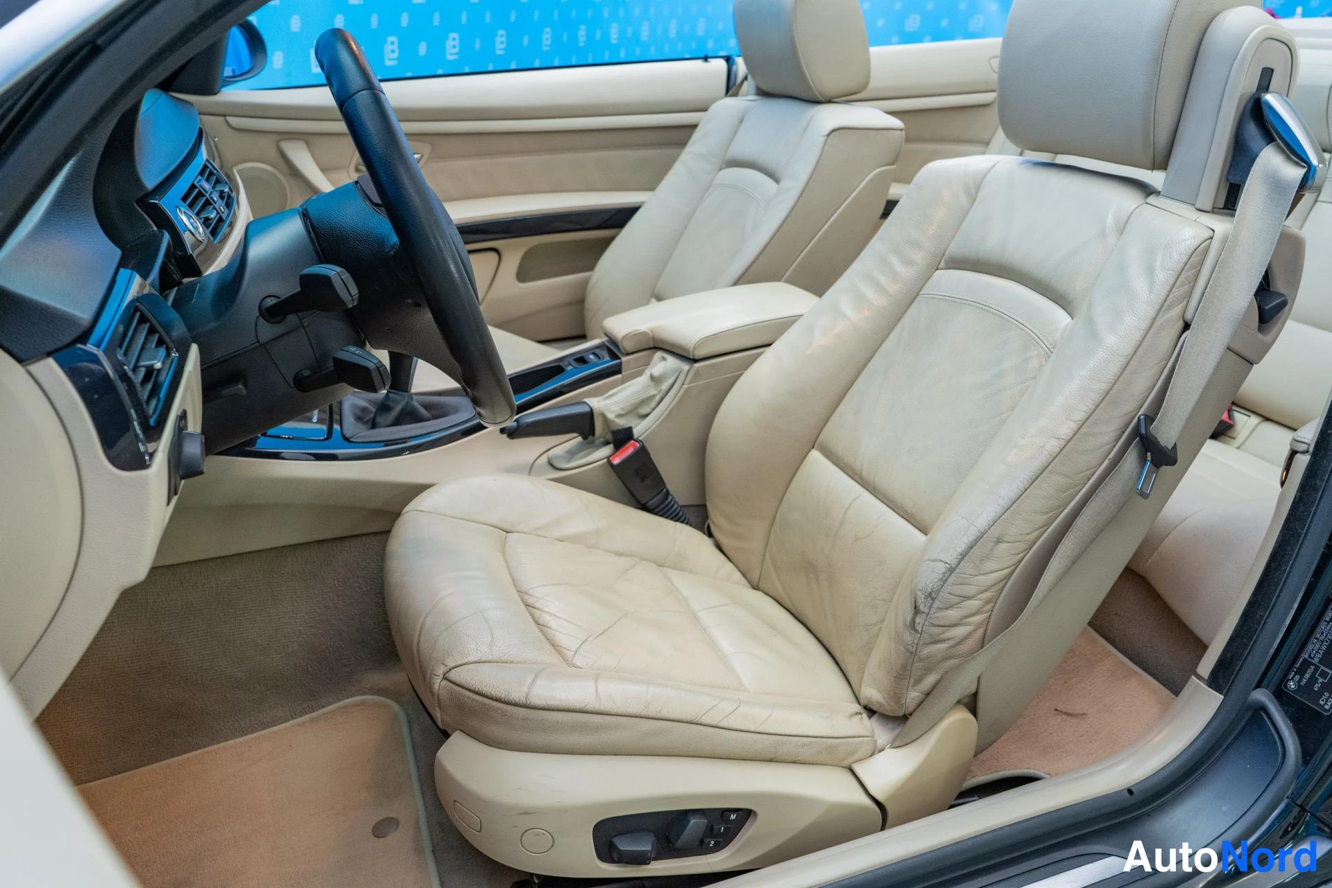 Black BMW 320i 2008, photo 11