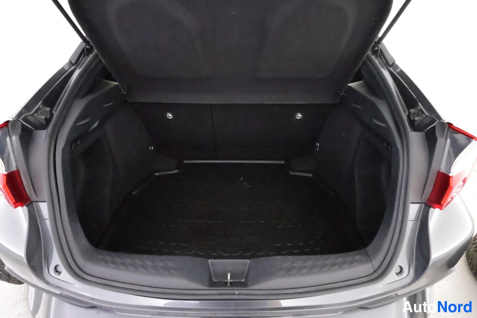 Harmaa Toyota C-HR 2018, tavaratila, kuva 25