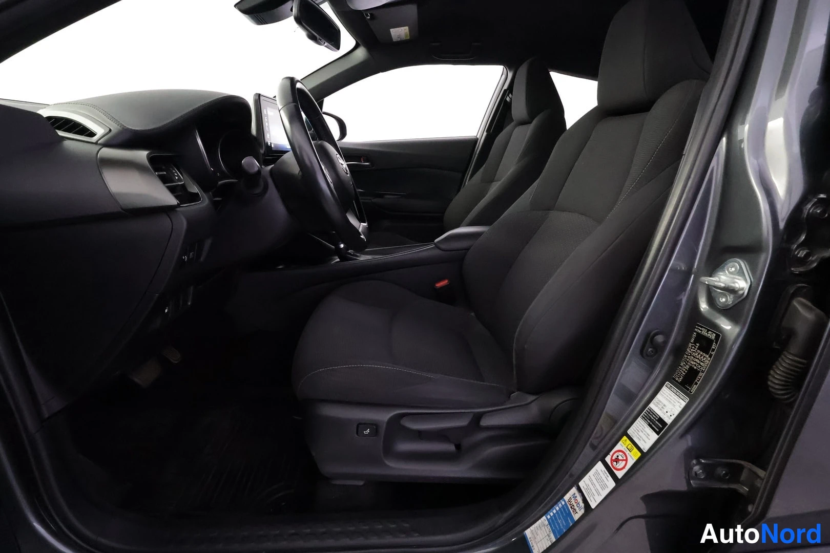 Harmaa Toyota C-HR 2018, etuistuimet, kuva 16