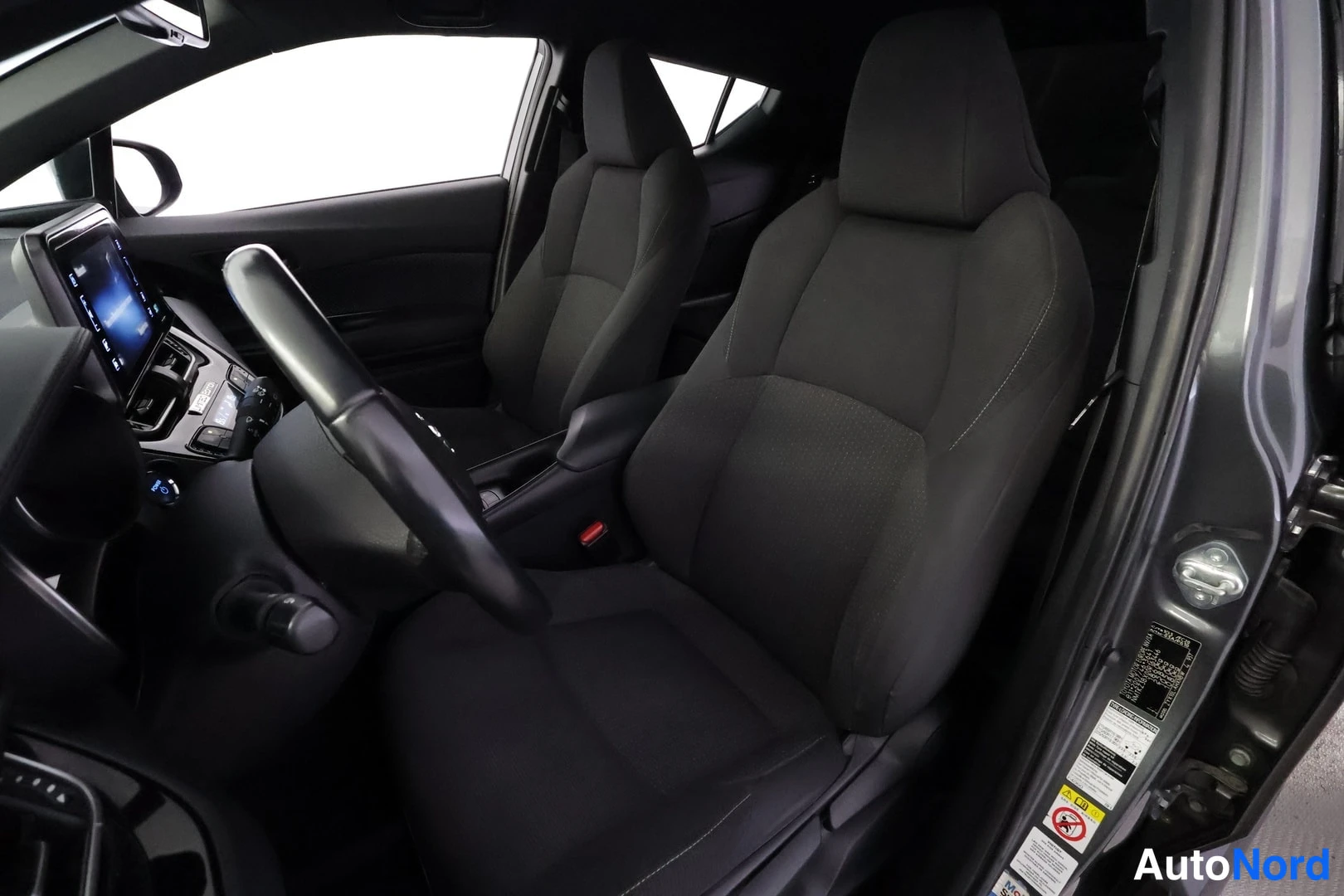 Harmaa Toyota C-HR 2018, etuistuimet, kuva 17