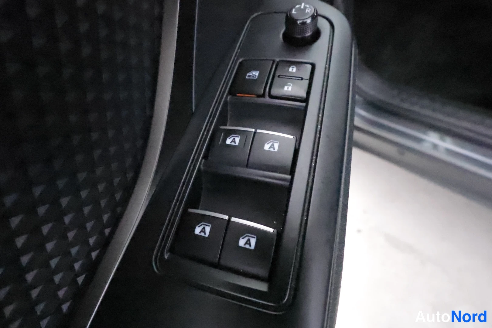 Harmaa Toyota C-HR 2018, yksityiskohta, kuva 26