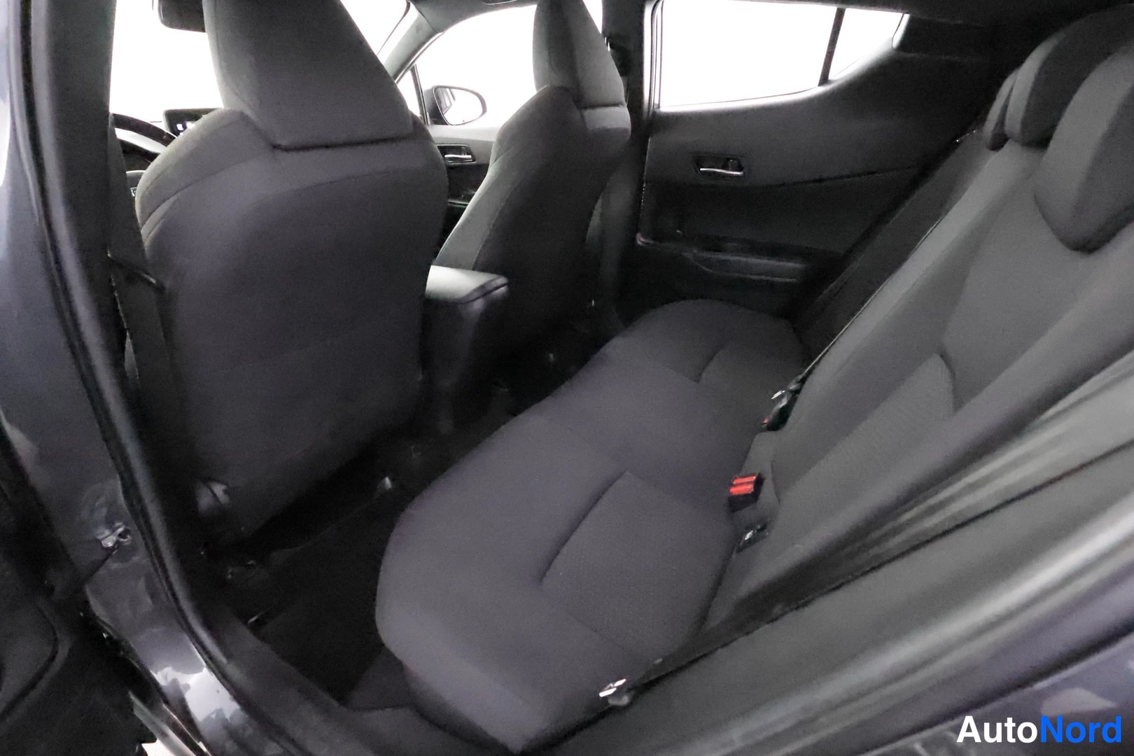 Harmaa Toyota C-HR 2018, takaistuimet, kuva 19