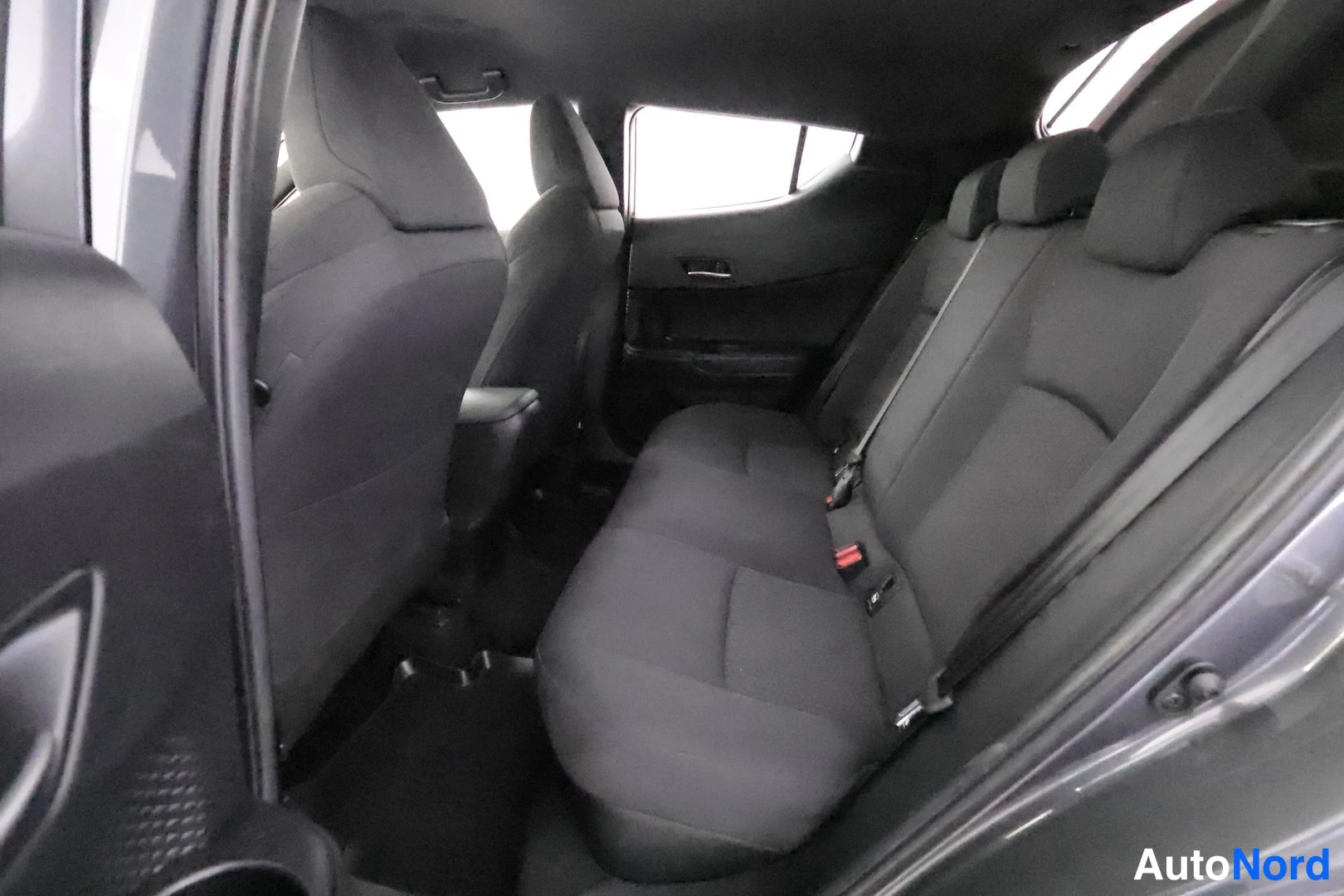 Harmaa Toyota C-HR 2018, takaistuimet, kuva 20