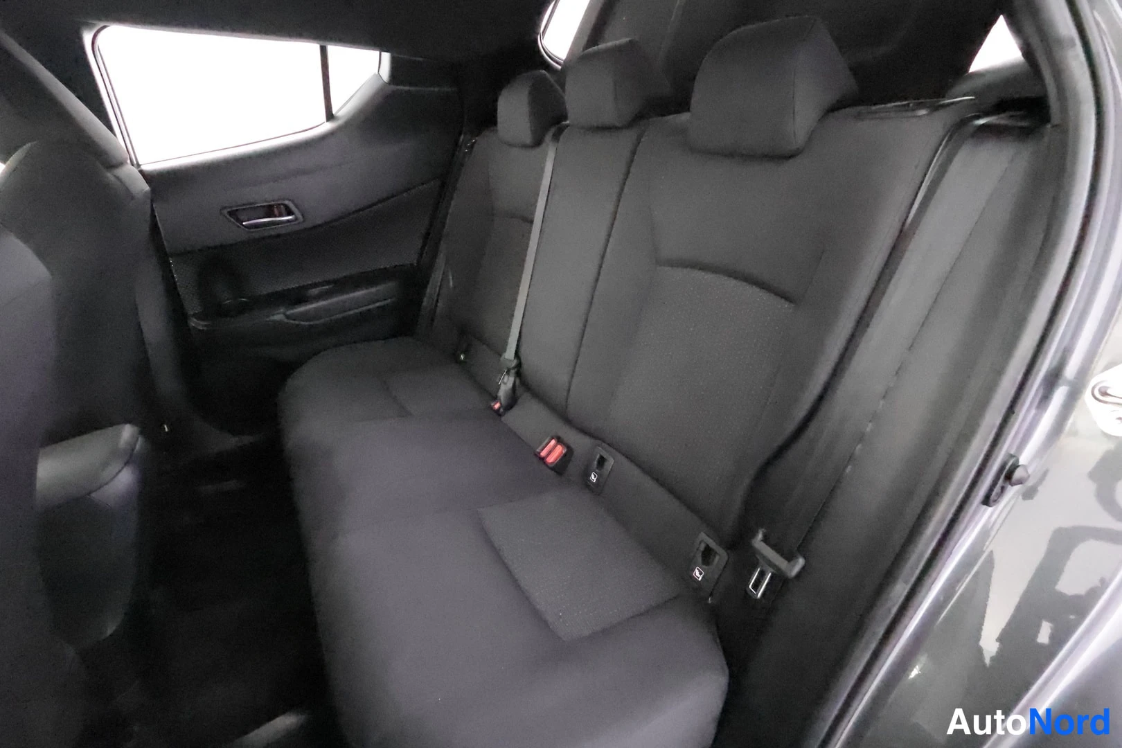 Harmaa Toyota C-HR 2018, takaistuimet, kuva 21
