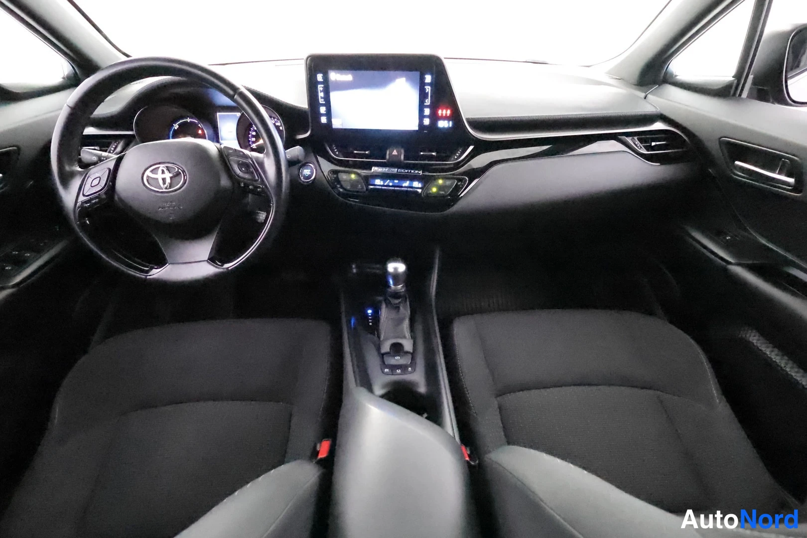Harmaa Toyota C-HR 2018, ohjaamo, kuva 10