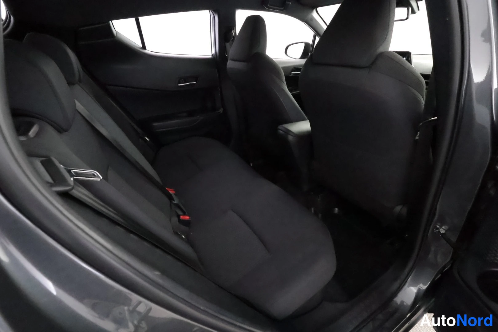 Harmaa Toyota C-HR 2018, takaistuimet, kuva 22