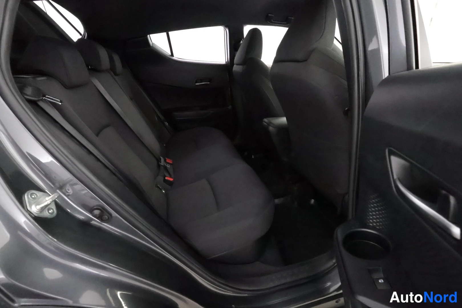 Harmaa Toyota C-HR 2018, takaistuimet, kuva 23