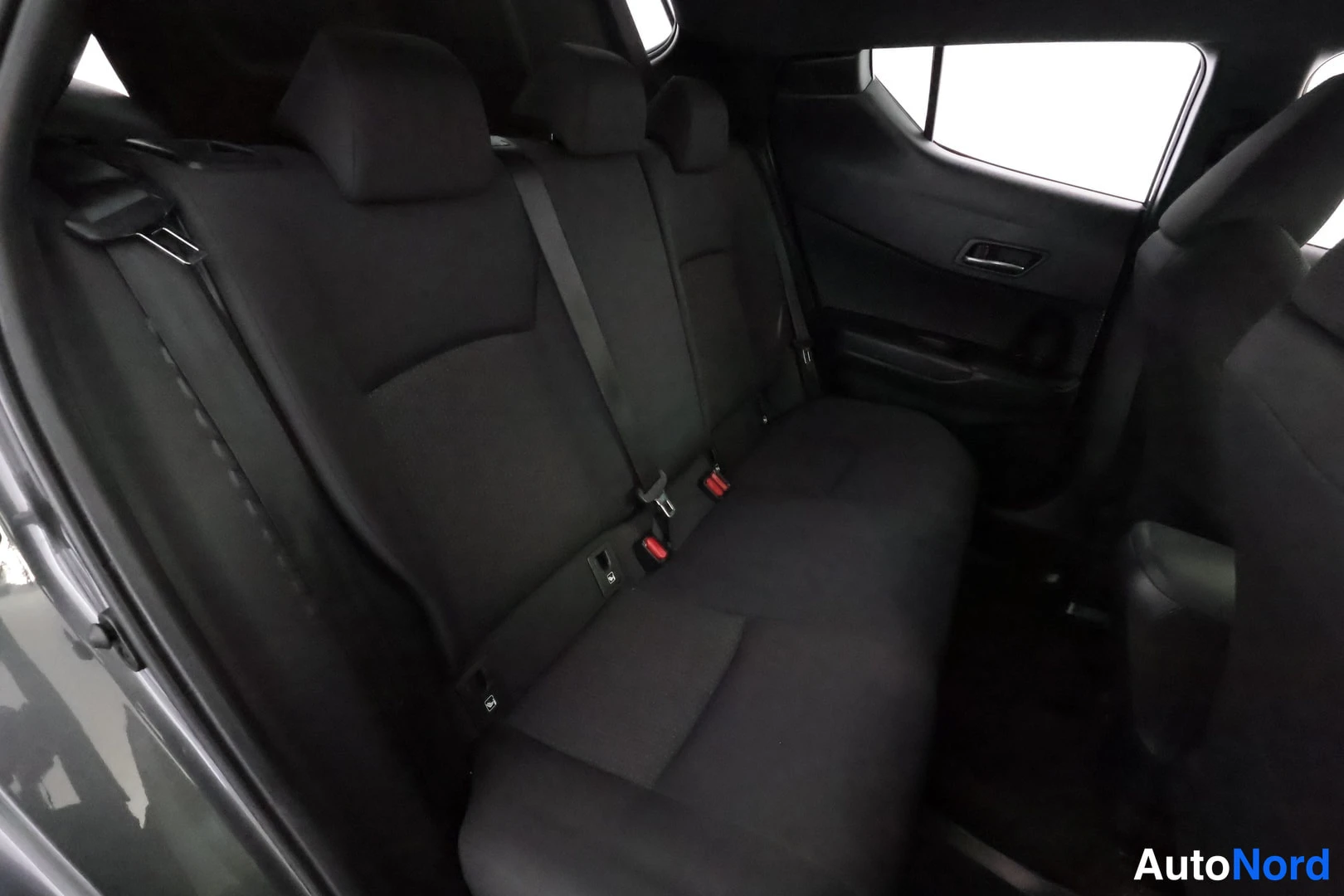 Harmaa Toyota C-HR 2018, takaistuimet, kuva 24