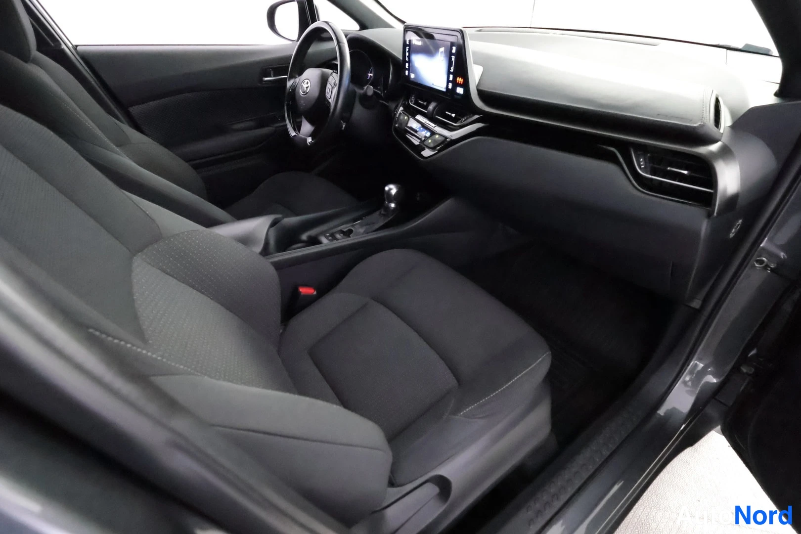 Harmaa Toyota C-HR 2018, ohjaamo, kuva 12