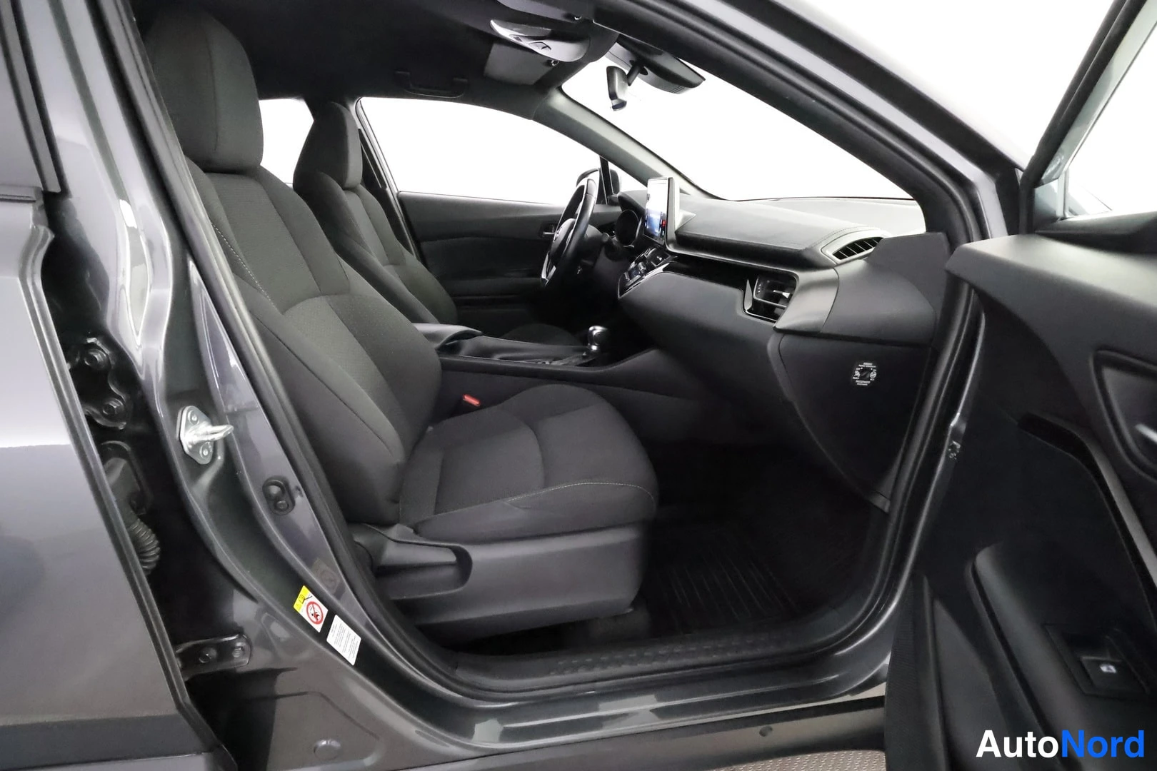Harmaa Toyota C-HR 2018, ohjaamo, kuva 13