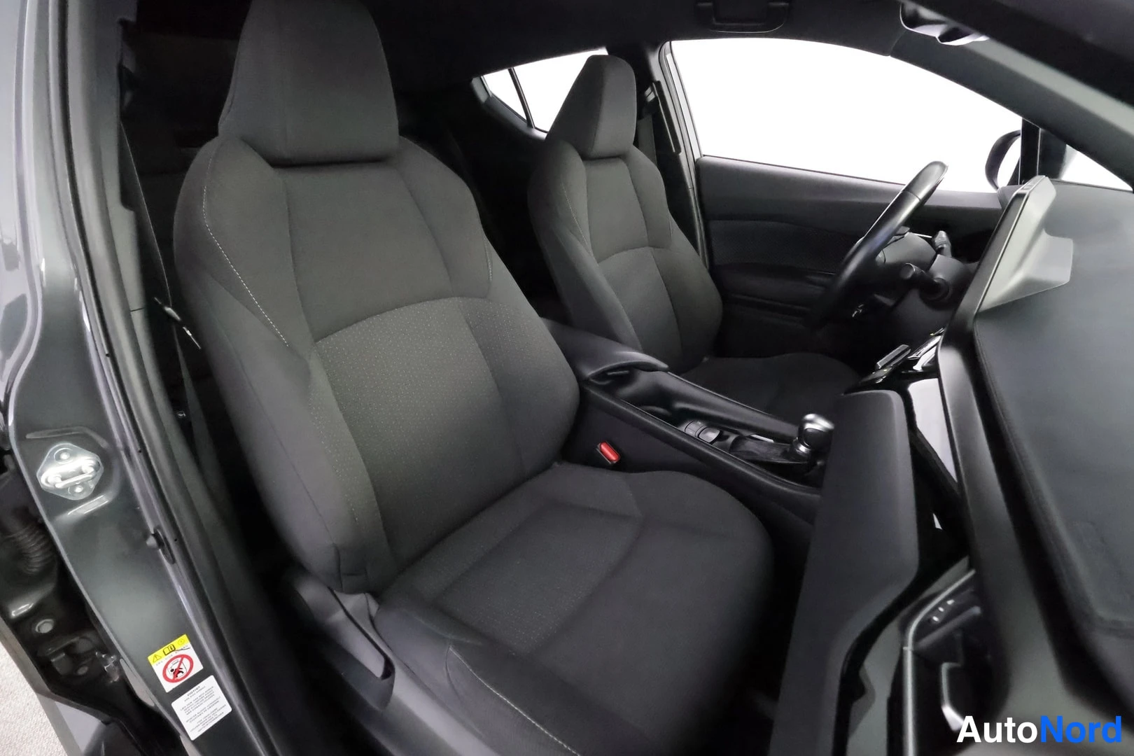 Harmaa Toyota C-HR 2018, etuistuimet, kuva 18
