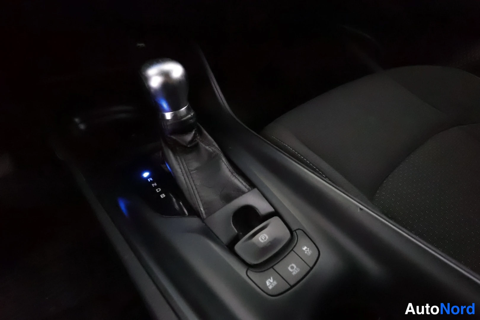 Harmaa Toyota C-HR 2018, yksityiskohta, kuva 35