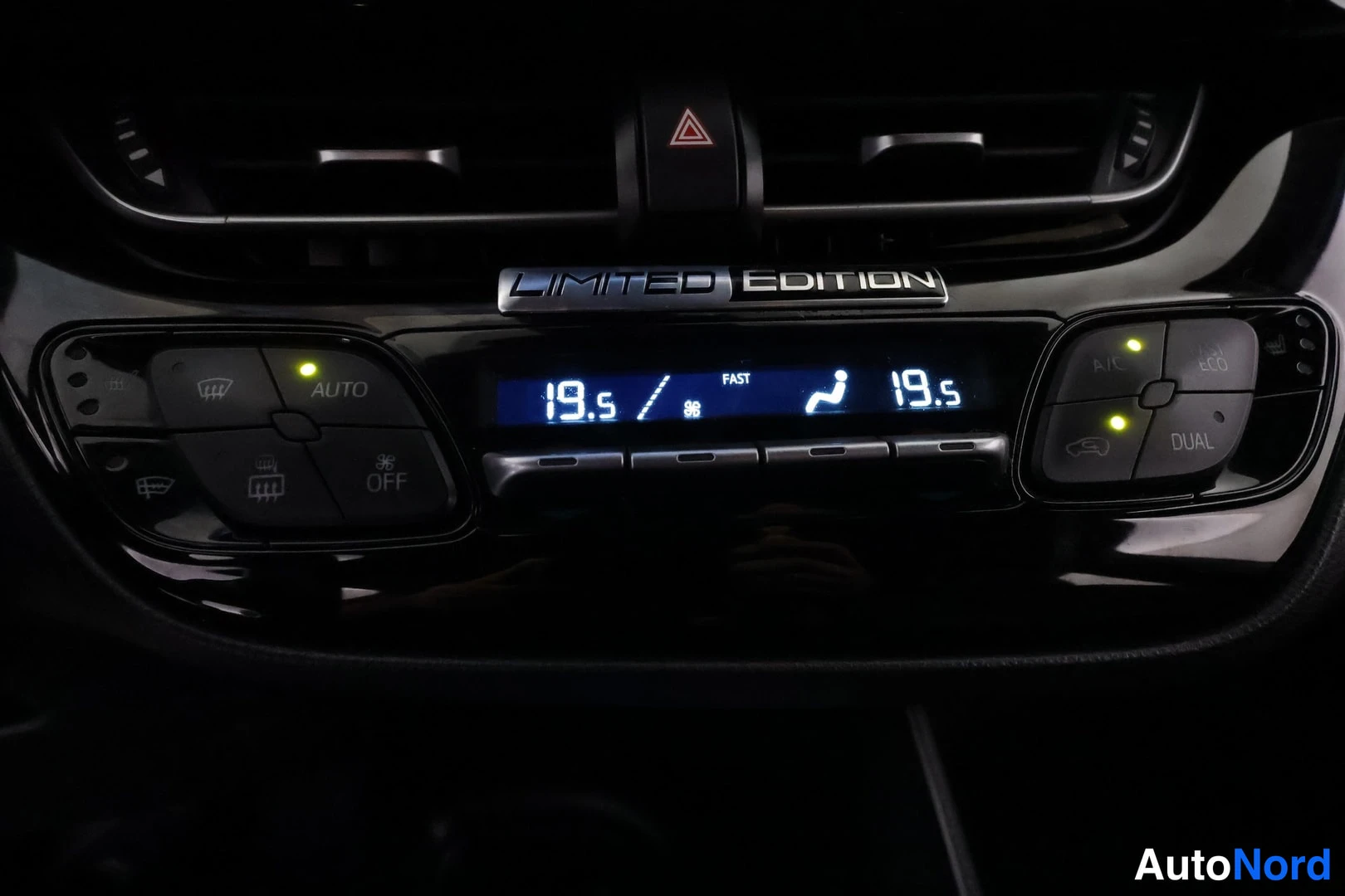 Harmaa Toyota C-HR 2018, yksityiskohta, kuva 31