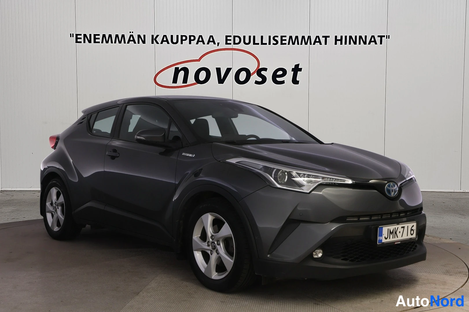 Harmaa Toyota C-HR 2018, etuviisto, keula oikealle, kuva 2