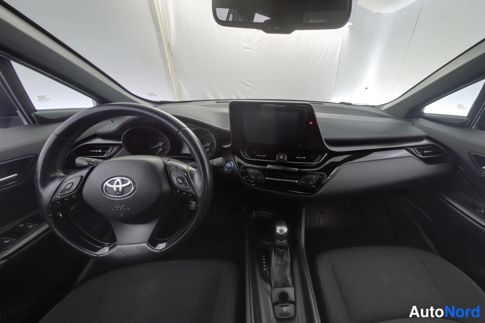 Harmaa Toyota C-HR 2018, ohjaamo, kuva 7