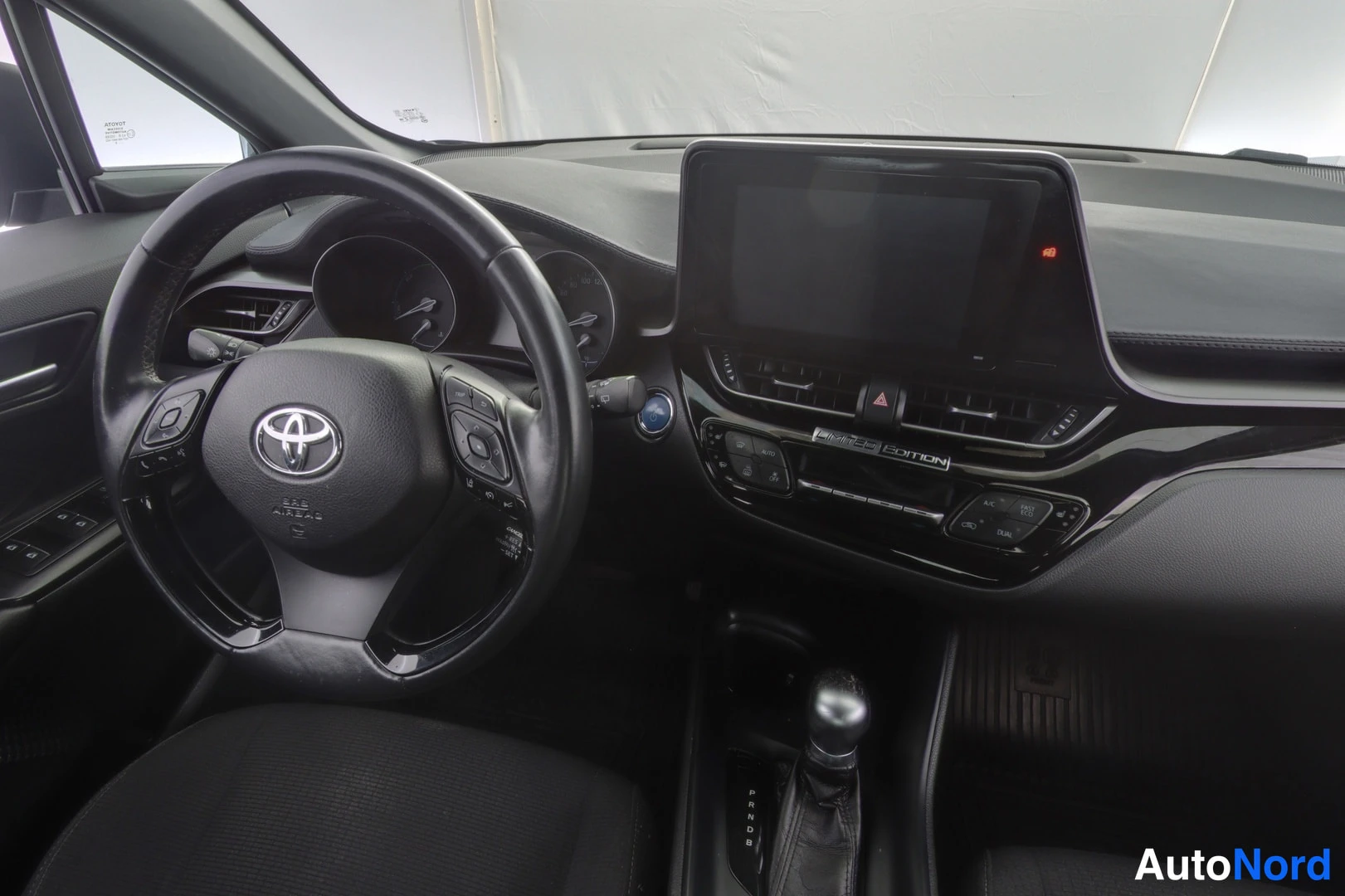Harmaa Toyota C-HR 2018, ohjaamo, kuva 8