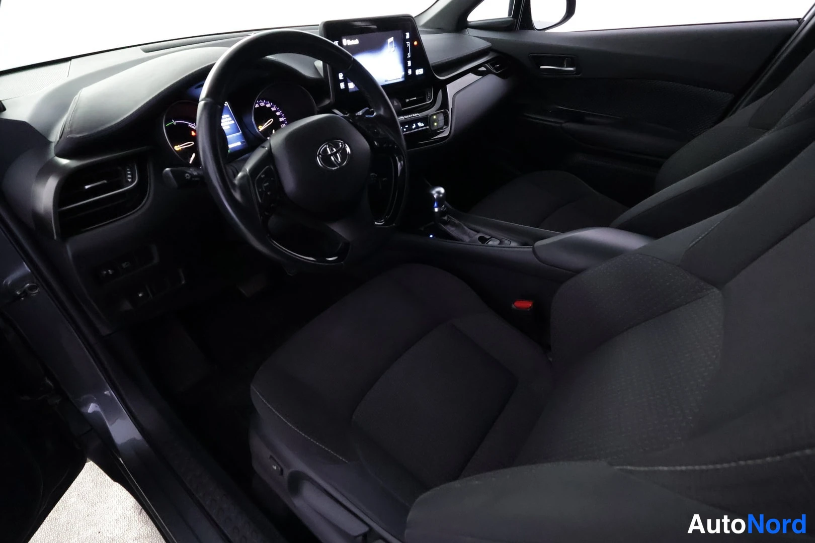 Harmaa Toyota C-HR 2018, ohjaamo, kuva 9