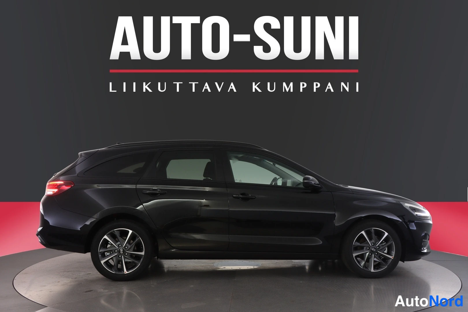 Musta Hyundai i30 2026, etuviisto, keula oikealle, kuva 5