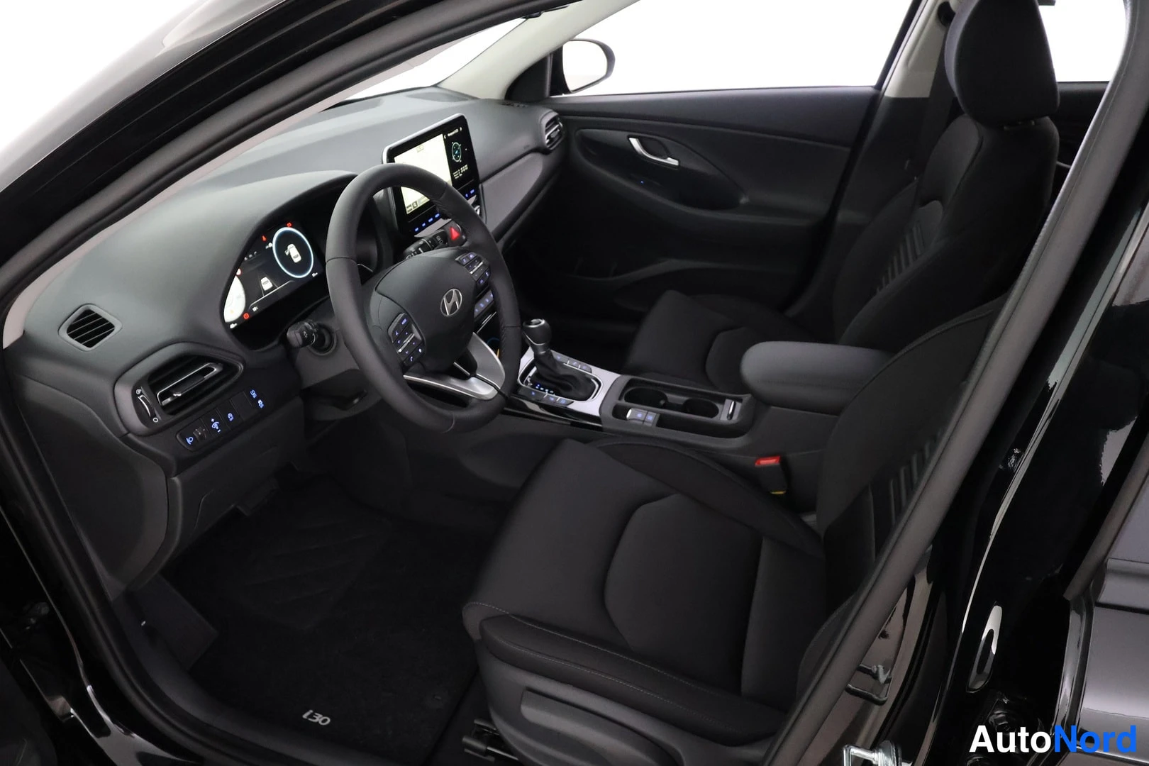 Musta Hyundai i30 2026, ohjaamo, kuva 9