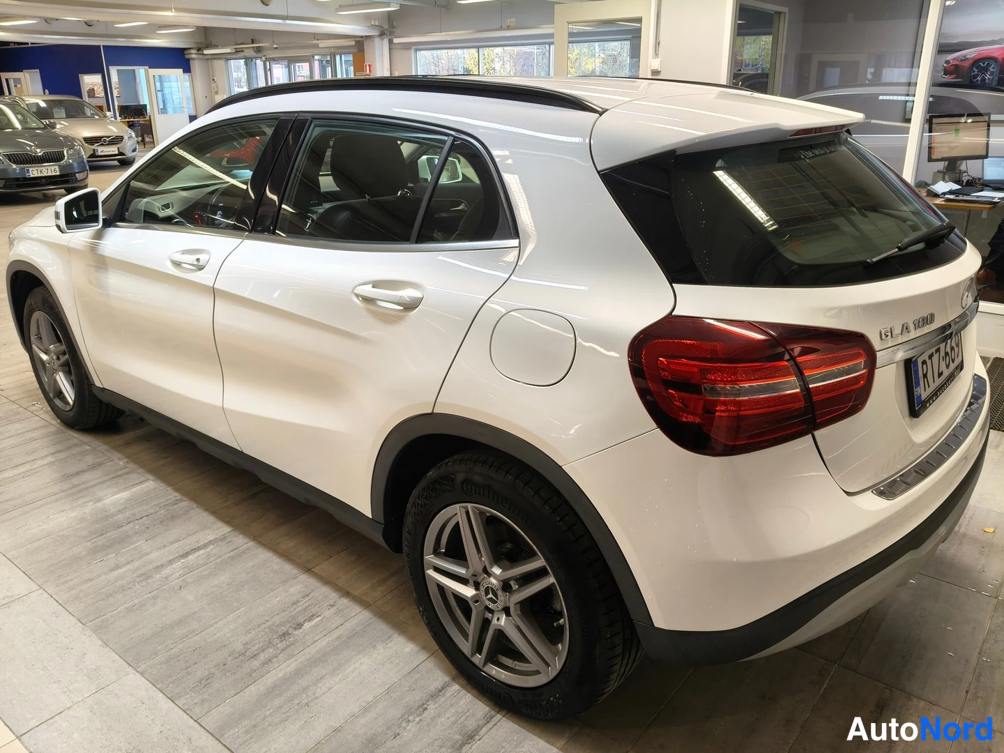 Valkoinen Mercedes-Benz GLA 2019, takaviisto, kuva 3
