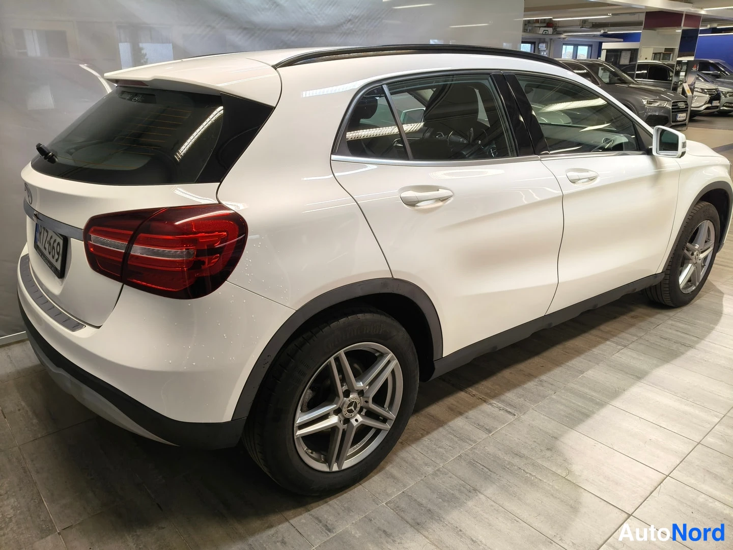 Valkoinen Mercedes-Benz GLA 2019, takaviisto, kuva 4