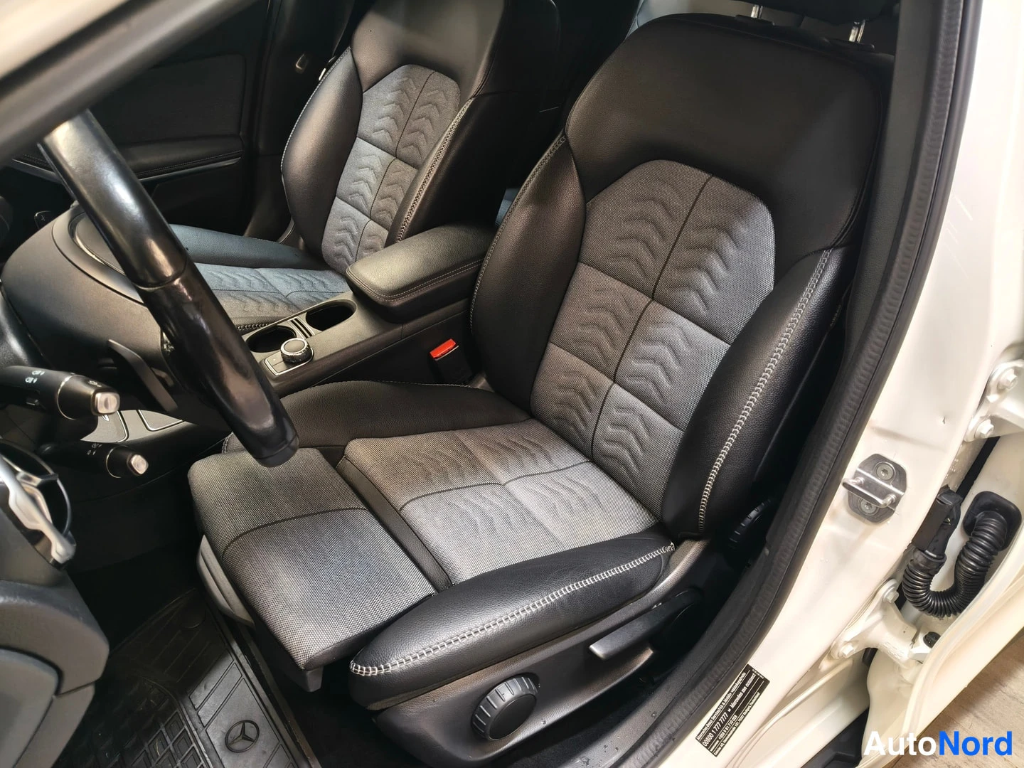 Valkoinen Mercedes-Benz GLA 2019, etuistuimet, kuva 9