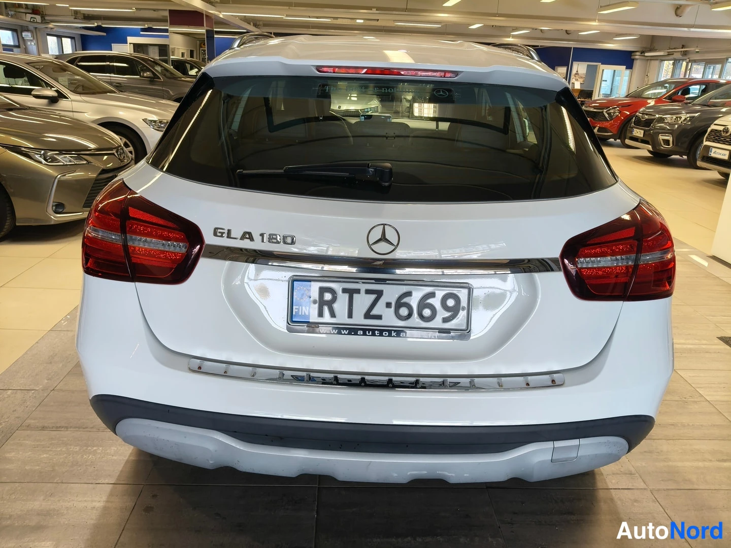 Valkoinen Mercedes-Benz GLA 2019, takaa, kuva 5