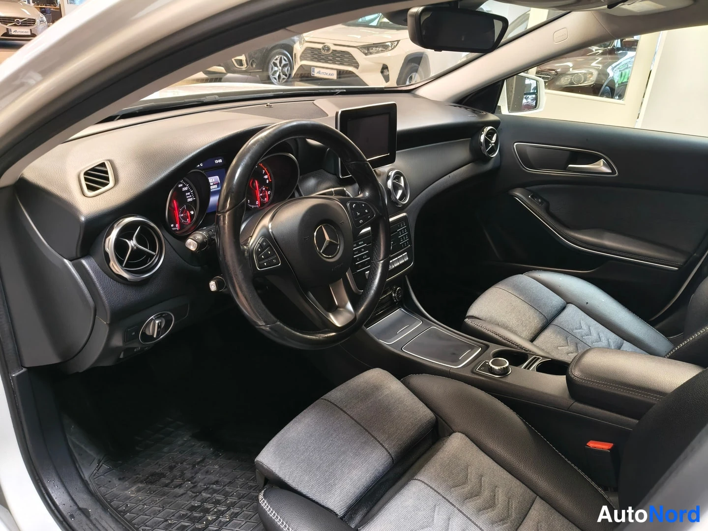Valkoinen Mercedes-Benz GLA 2019, ohjaamo, kuva 6