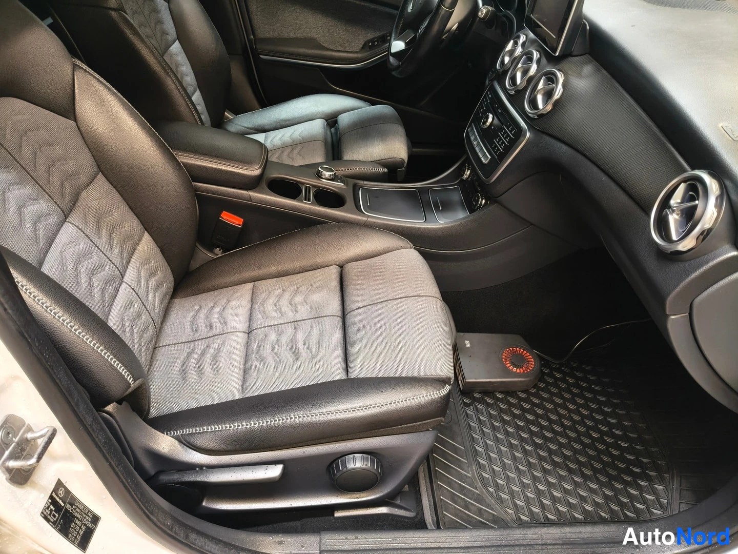 Valkoinen Mercedes-Benz GLA 2019, etuistuimet, kuva 8