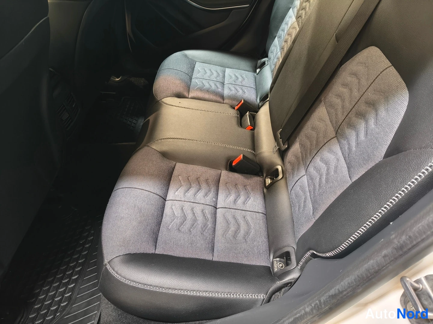 Valkoinen Mercedes-Benz GLA 2019, takaistuimet, kuva 10