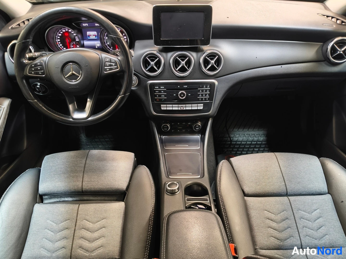 Valkoinen Mercedes-Benz GLA 2019, ohjaamo, kuva 7