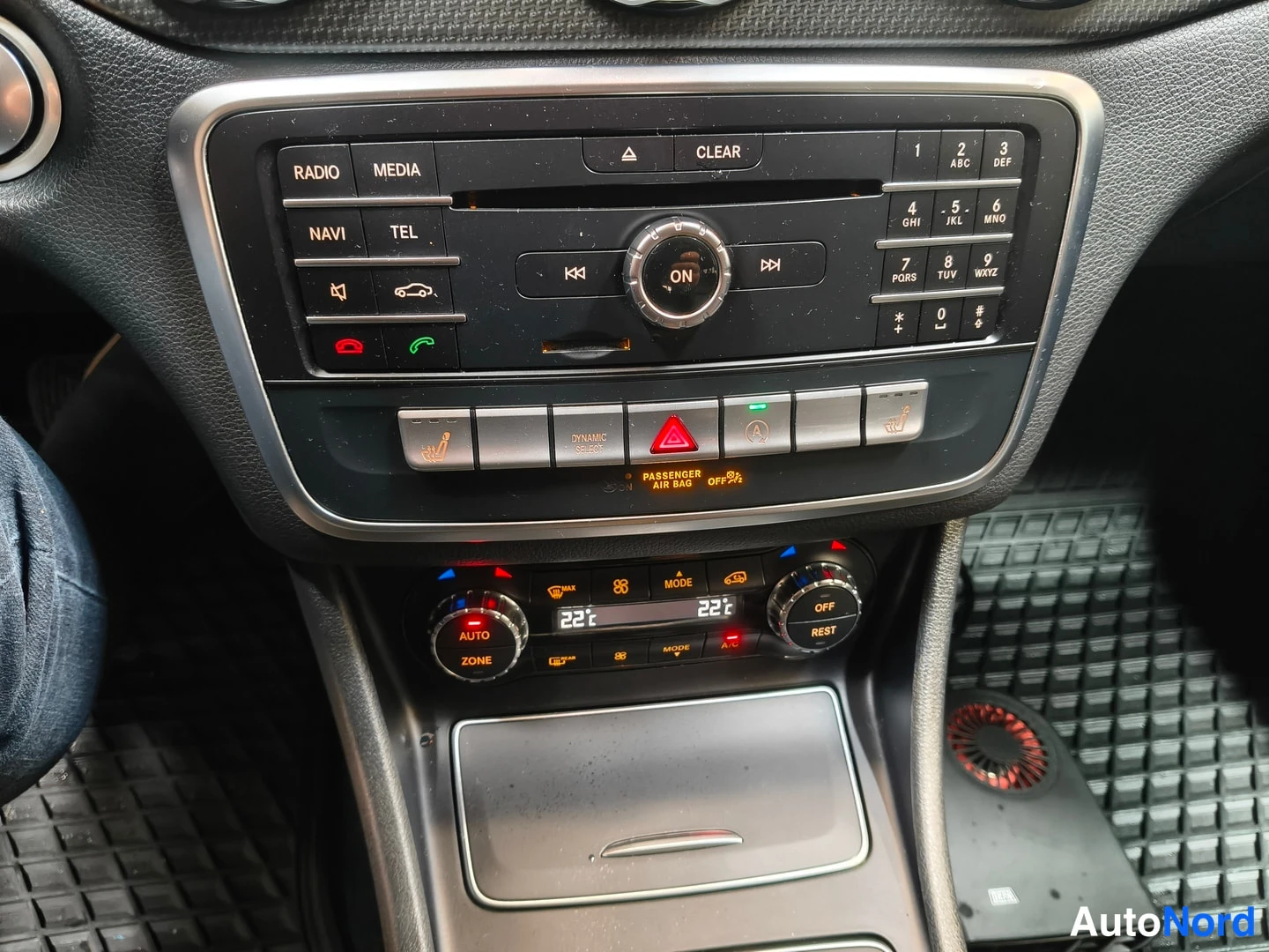 Valkoinen Mercedes-Benz GLA 2019, kuva 16
