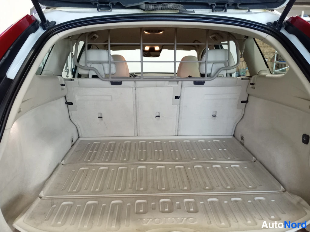 Valkoinen Volvo XC60 2017, tavaratila, kuva 15