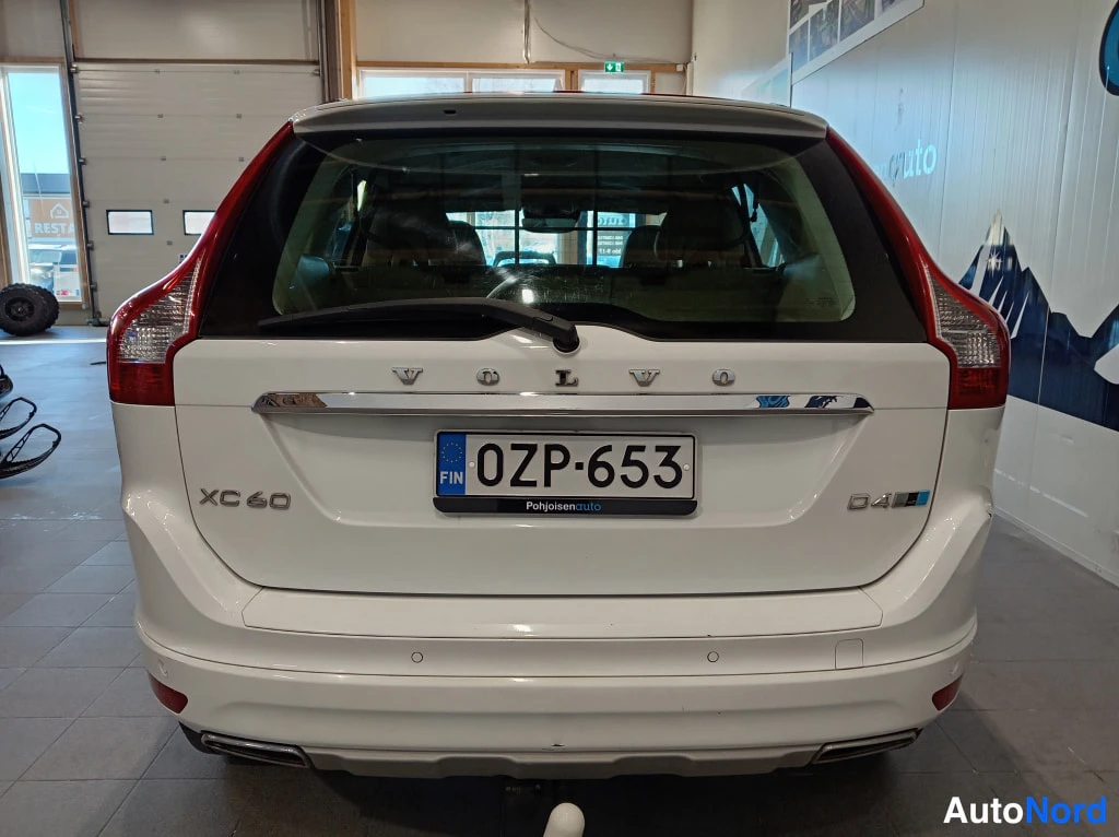 Valkoinen Volvo XC60 2017, takaa, kuva 8