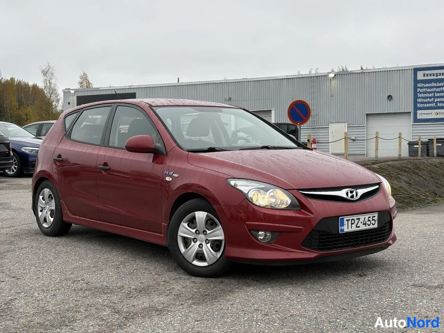 Punainen Hyundai i30 2011, etuviisto, keula oikealle, kuva 2