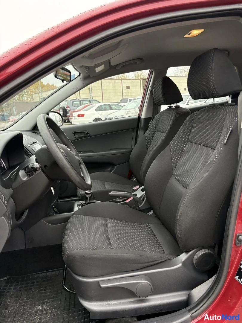 Punainen Hyundai i30 2011, etuistuimet, kuva 7