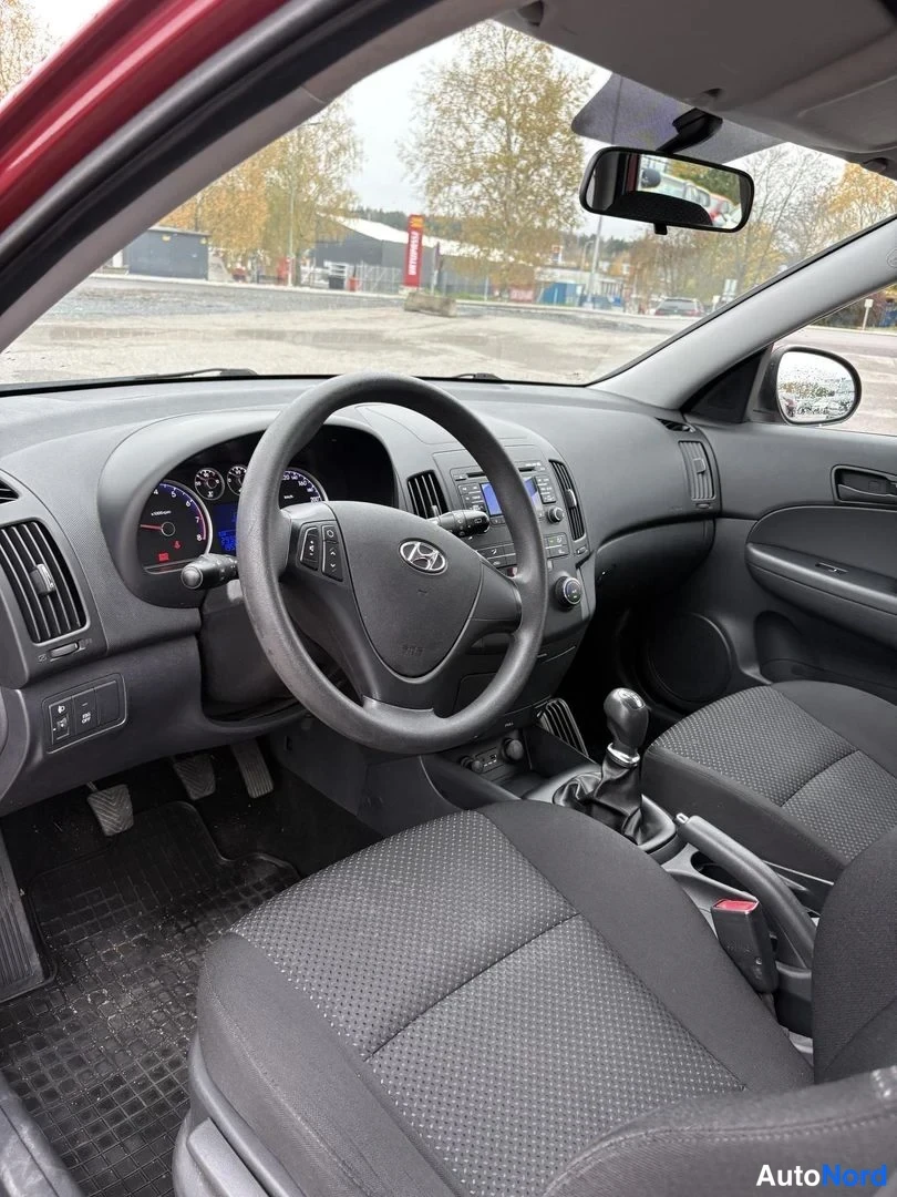 Punainen Hyundai i30 2011, ohjaamo, kuva 5