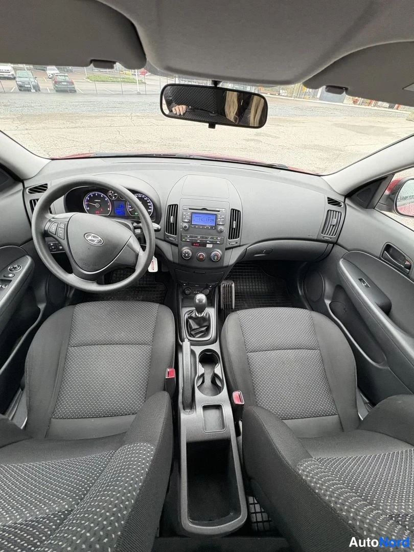 Punainen Hyundai i30 2011, ohjaamo, kuva 6