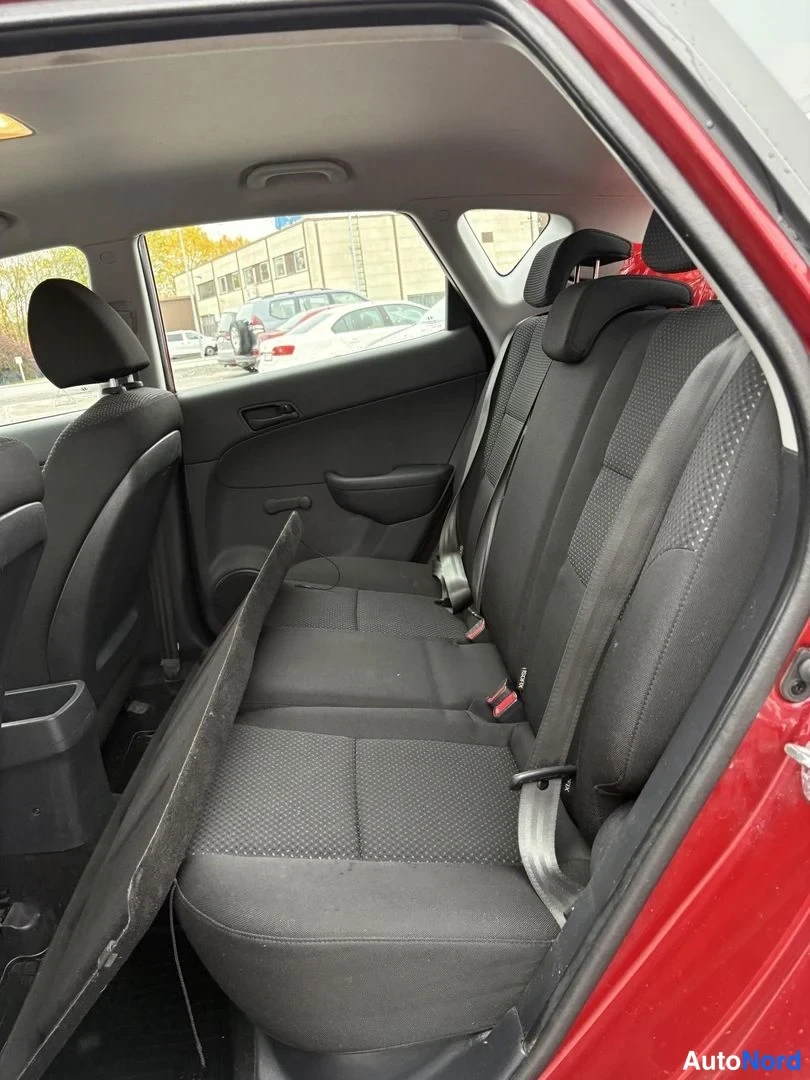 Punainen Hyundai i30 2011, takaistuimet, kuva 8