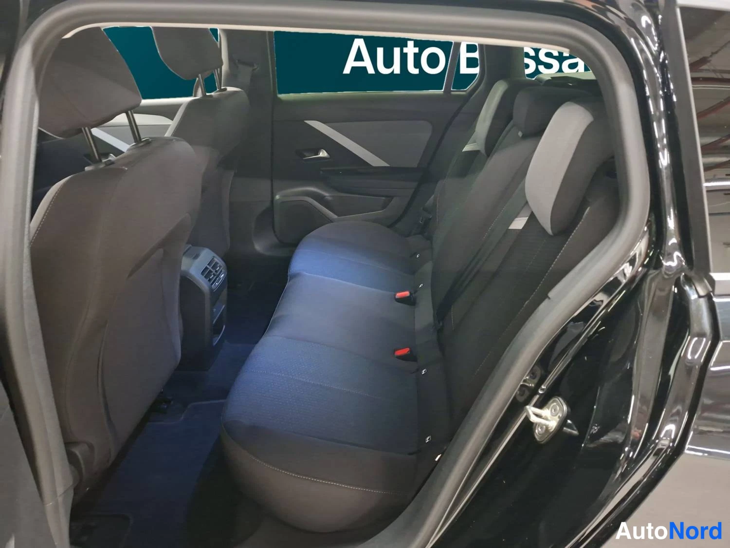 Musta Opel Astra Sports Tourer 2024, takaistuimet, kuva 14