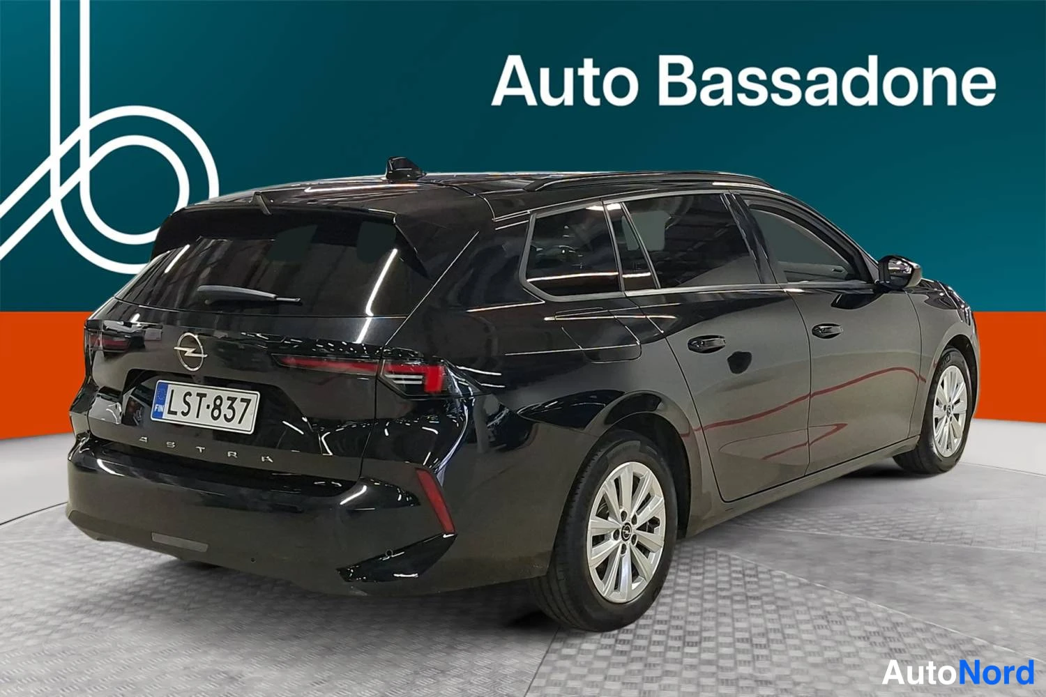 Musta Opel Astra Sports Tourer 2024, takaviisto, kuva 6