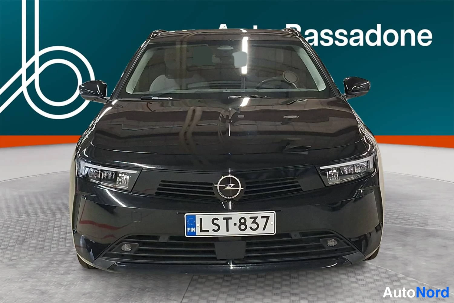 Musta Opel Astra Sports Tourer 2024, edestä, kuva 3