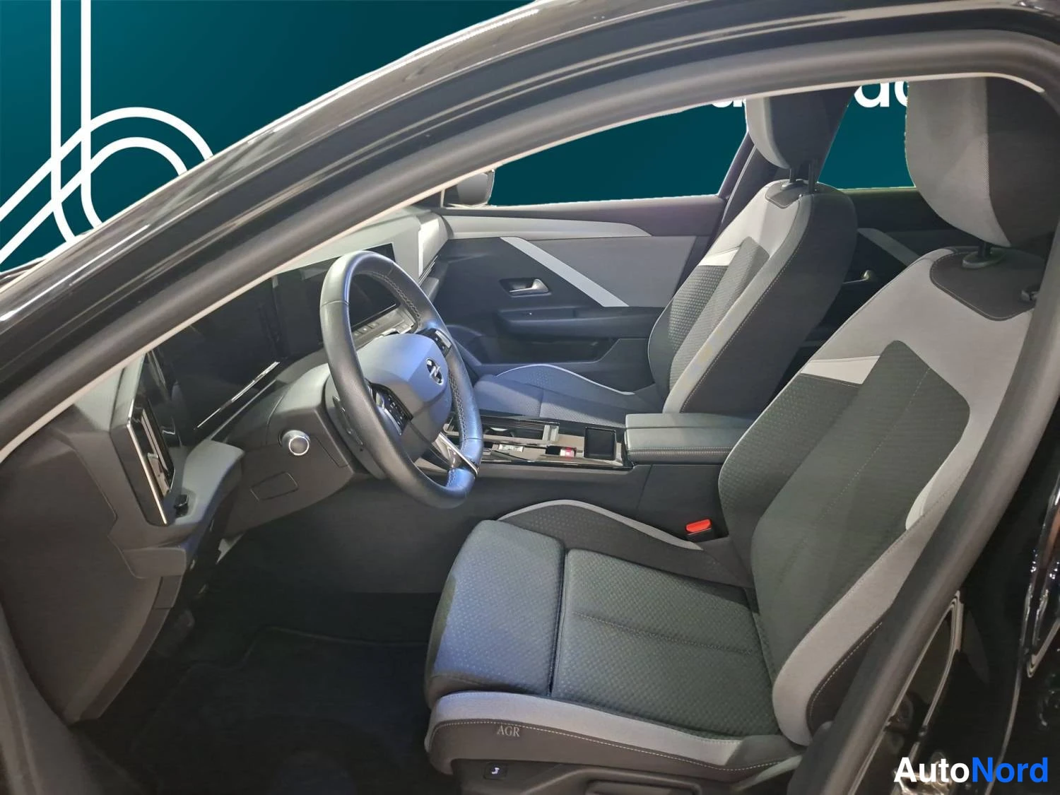 Musta Opel Astra Sports Tourer 2024, ohjaamo, kuva 9