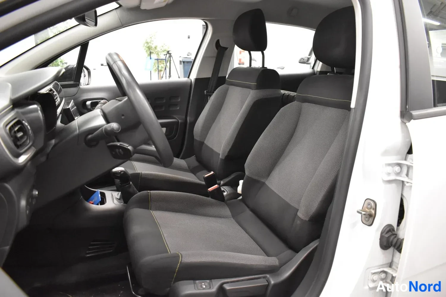 Valkoinen Citroen C3 2020, etuistuimet, kuva 7