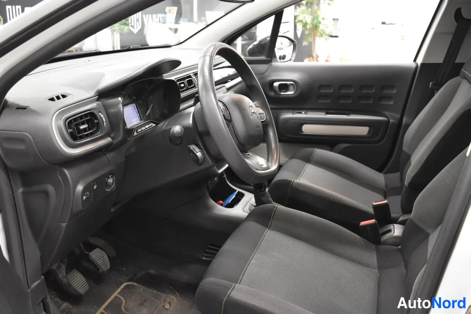 Valkoinen Citroen C3 2020, ohjaamo, kuva 5
