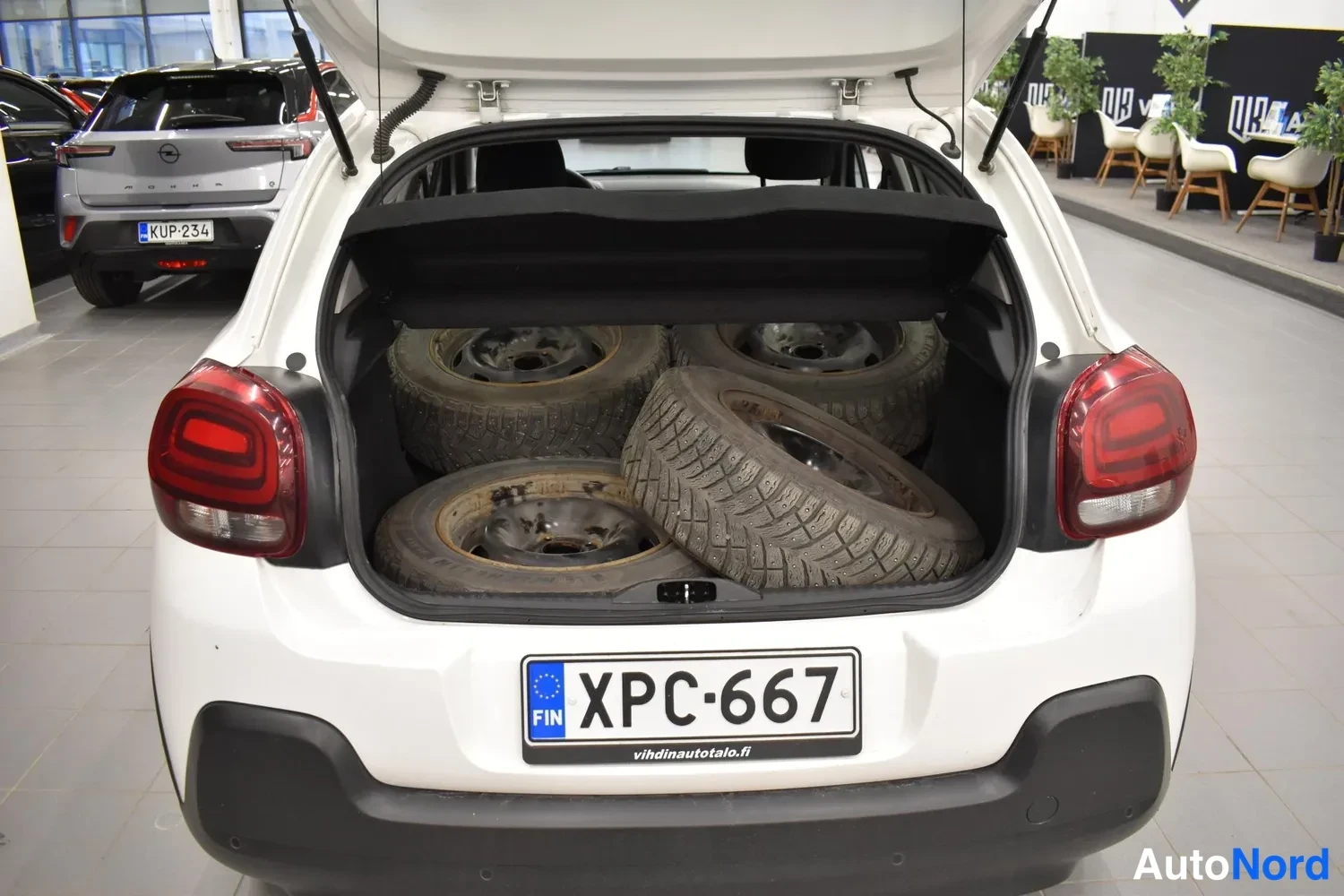 Valkoinen Citroen C3 2020, takaa, kuva 4