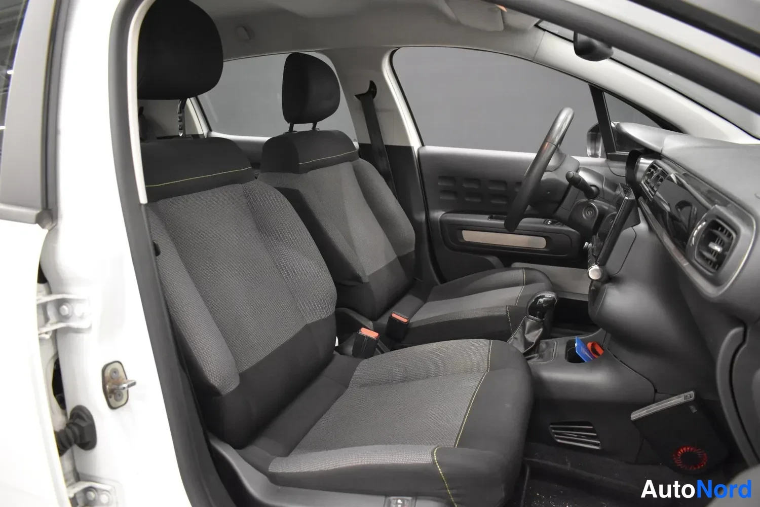 Valkoinen Citroen C3 2020, etuistuimet, kuva 8