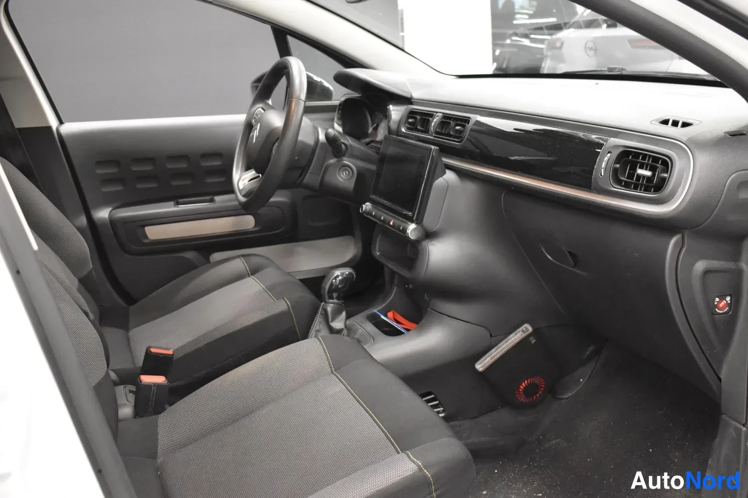 Valkoinen Citroen C3 2020, ohjaamo, kuva 6